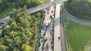 Das Ausmaß der Massenkarambolage ist auf diesem Bild aus der Luft gut zu sehen.