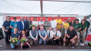 Sieger, das Organisationskomitee, Politiker und Vertreter der „Krone“ sowie des ...