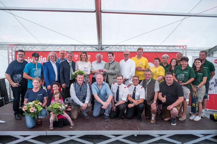 Sieger, das Organisationskomitee, Politiker und Vertreter der „Krone“ und des ...