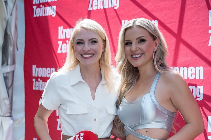 Moderationin Jana Pasching (krone.tv) und Schlagerstar Natalie Holzner auf der „Krone ...