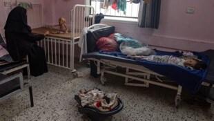 Kranke und unterernährte Kinder in einem Krankenhaus in Chan Yunis im Gazastreifen