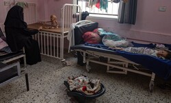 Kranke und unterernährte Kinder in einem Krankenhaus in Chan Yunis im Gazastreifen