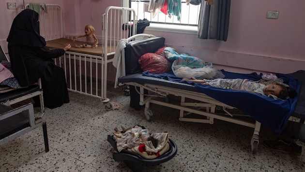 Kranke und unterernährte Kinder in einem Krankenhaus in Chan Yunis im Gazastreifen