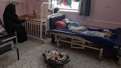 Kranke und unterernährte Kinder in einem Krankenhaus in Chan Yunis im Gazastreifen