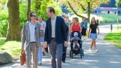 Der Künstler und der Finanzexperte: Norbert Trawöger (li.) und Kai Liczewski „erwandern“ sich ...