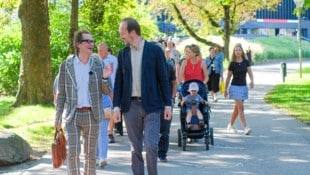 Der Künstler und der Finanzexperte: Norbert Trawöger (li.) und Kai Liczewski „erwandern“ sich ...