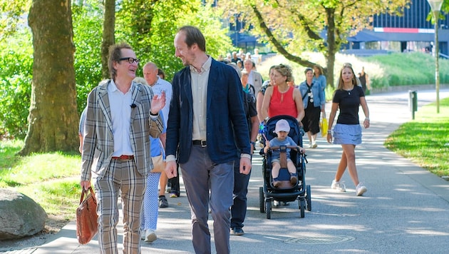 Der Künstler und der Finanzexperte: Norbert Trawöger (li.) und Kai Liczewski „erwandern“ sich ...
