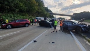 Drei von 33 in die Massenkarambolage verwickelten Fahrzeugen