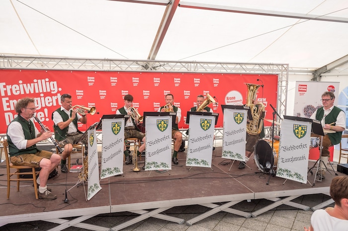 Die Viehdorfer Tanzlmusi gestaltete das „Herzensmensch“-Fest mit viel Herz musikalisch mit – ...