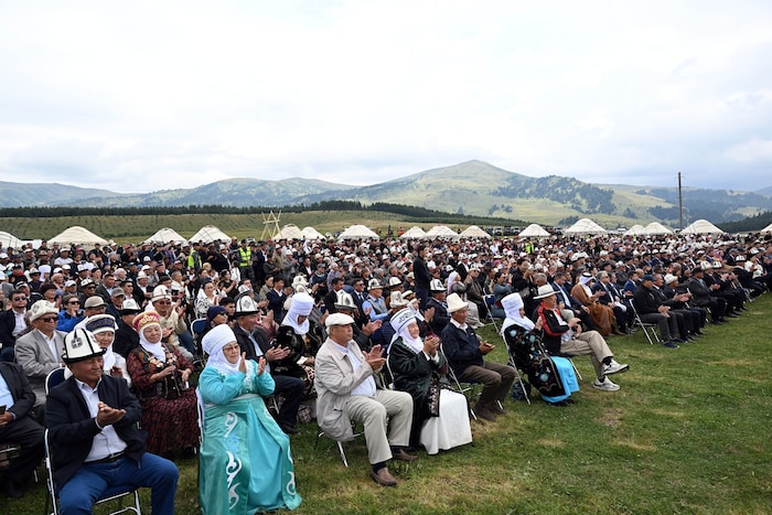Bei der Grundsteinlegung in Kirgisistan