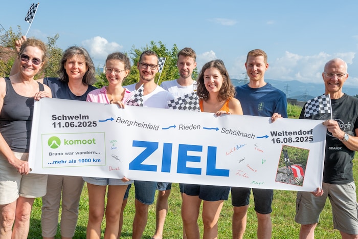 Die Familie empfing den Weitwanderer sogar mit einem eigenen Banner.