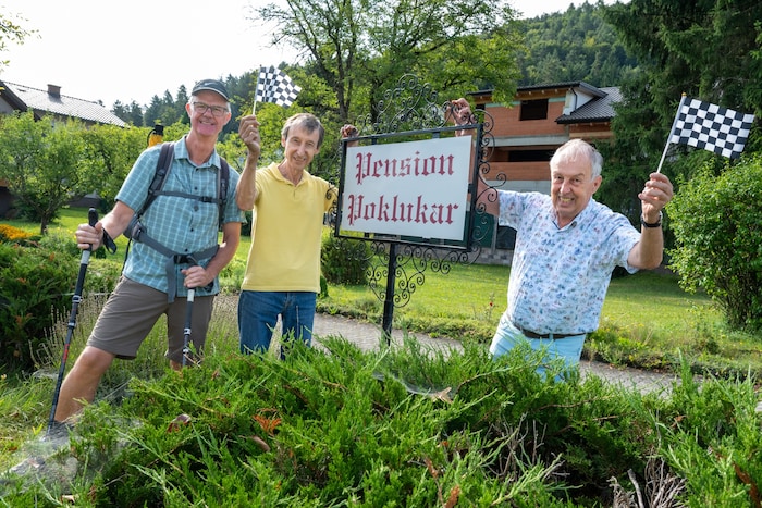 Norbert (M.) und Felix (re.) Poklukar warteten schon auf ihren Freund Bruno.