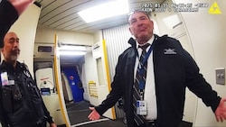 Polizisten holten Pilot David Allsop (53, rechts) aus dem Cockpit des Flugzeugs. Er war sich ...