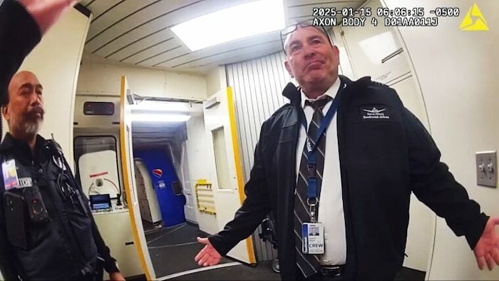 Polizisten holten Pilot David Allsop (53, rechts) aus dem Cockpit des Flugzeugs. Er war sich ...