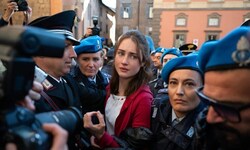 Grace Van Patten spielt die Amerikanerin Amanda Knox