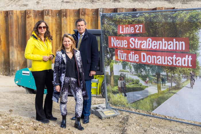 Verkehrsstadträtin Ulli Sima (SPÖ), Wiener Linien-Chefin Alexandra Reinagl mit Verkehrsminister ...