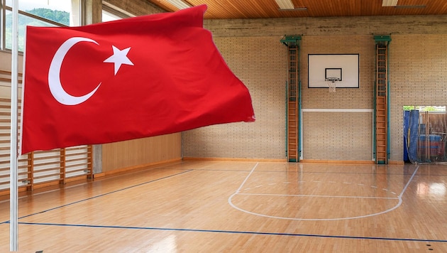 Wird im Turnsaal der Praxisvolksschule in Baden oft Türkisch statt Deutsch gesprochen?