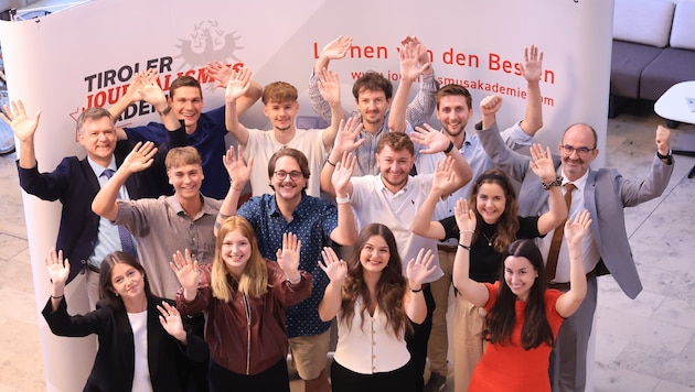 Die Teilnehmerinnen und Teilnehmer mit Lehrgangsleiter Ronald Zecha (li.) und ...