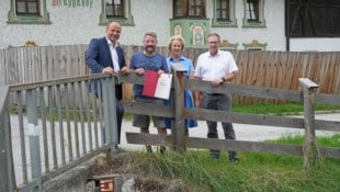 LHStv. Josef Geisler (li.) und Klaus Niedertscheider, Leiter des Sachgebietes Hydrographie ...