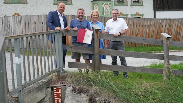 LHStv. Josef Geisler (li.) und Klaus Niedertscheider, Leiter des Sachgebietes Hydrographie ...