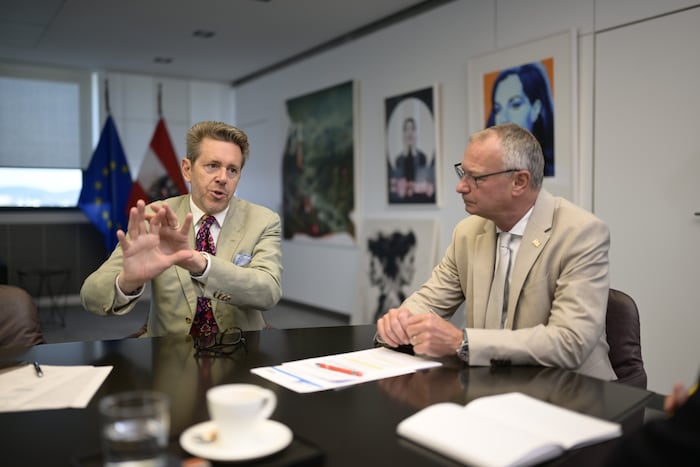 WKO-Chef Harald Mahrer und Manfred Denk, Obmann der Sparte Gewerbe und Handwerk, kritisieren ...