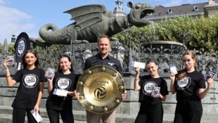 Mit dem Meisterteller düste Sturms Wirtschaftsboss Thomas Tebbich nach Klagenfurt.