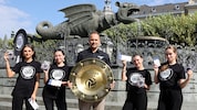 Mit dem Meisterteller düste Sturms Wirtschaftsboss Thomas Tebbich nach Klagenfurt.