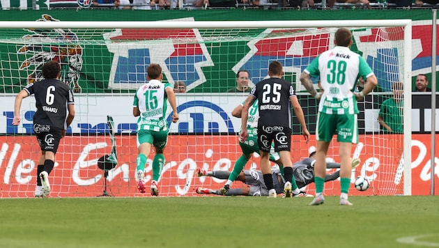 Altach-Goalie Dejan Stojanovic parierte gegen Rapid einen Elfer.