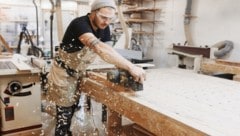 Statt für echte Handwerksarbeit geht viel Zeit auch für das Ausfüllen von Listen und Formularen ...