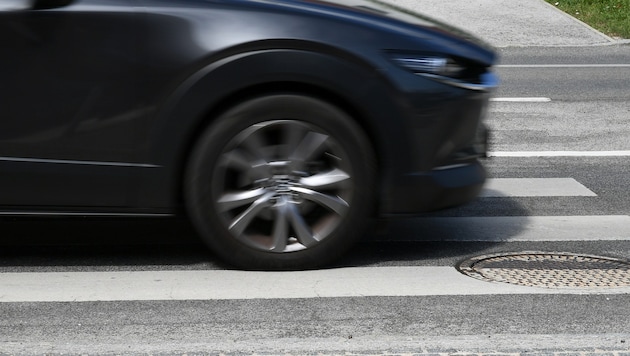 Auf einem Zebrastreifen in Lienz wurde der 19-jährige Deutsche von einem Auto erfasst ...