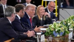 Beim eher künstlich gebräunten Trump sticht der Kontrast zwischen Gesicht und Ohr besonders ins ...