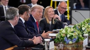 Beim eher künstlich gebräunten Trump sticht der Kontrast zwischen Gesicht und Ohr besonders ins ...