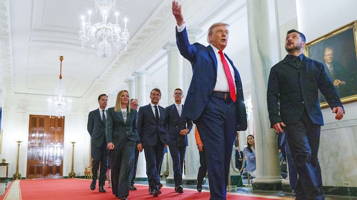 Trump führt seine Gäste durch das Weiße Haus.