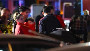 Die Einsatzkräfte versorgten die Bewohner des Hochhauses vor Ort mit Decken