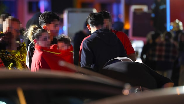 Die Einsatzkräfte versorgten die Bewohner des Hochhauses vor Ort mit Decken