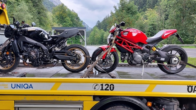 Die Bikes der beiden deutschen Motorradfahrer wurden ebenso wie jenes des Vorarlbergers von der ...