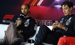 George Russell (r.) verspürte großen Druck an der Seite von Lewis Hamilton (l.).
