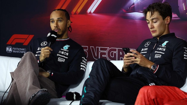 George Russell (r.) verspürte großen Druck an der Seite von Lewis Hamilton (l.).