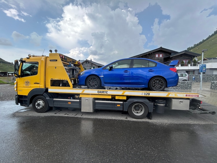 Mit 124 Sachen war der deutsche Pkw-Lenker in Faschina unterwegs. Danach musste er sich von ...