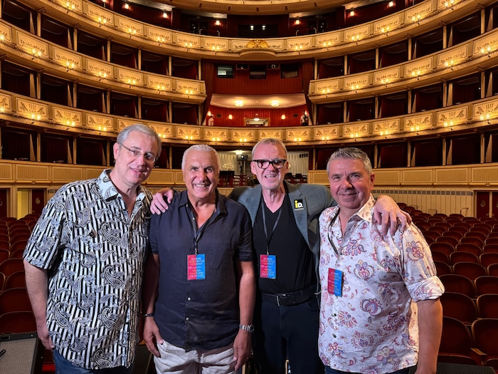 Die Band Monti Beton mit Hans Krankl (2. v. li.) und Promotor Ralph Schader (2. v. re.) in der ...