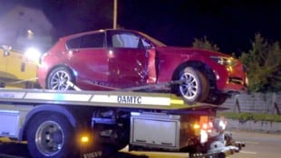 Der Pkw wurde beim Unfall arg in Mitleidenschaft gezogen und musste abgeschleppt werden.