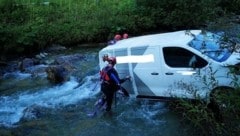 Die Wasserrettung musste das Fahrzeug bergen.