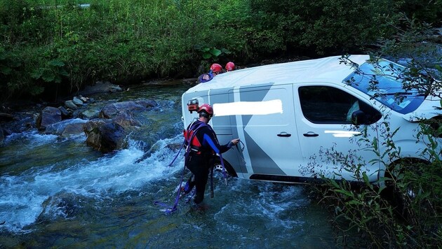 Die Wasserrettung musste das Fahrzeug bergen.