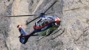 Der Polizeihubschrauber flog die Wanderer ins Tal (Symbolfoto).
