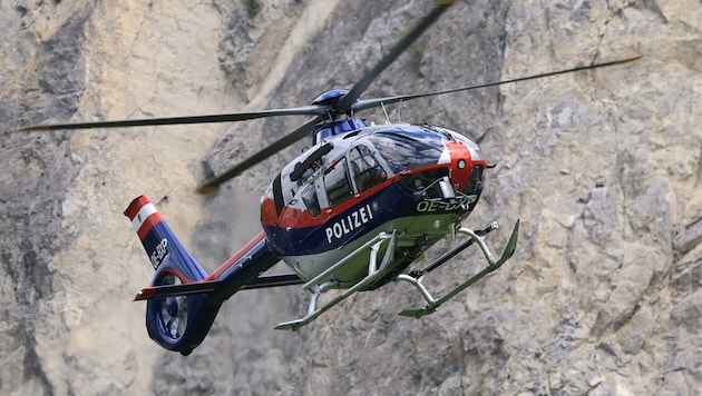 Auch ein Polizeihubschrauber war bei der Suchaktion beteiligt (Symbolbild).
