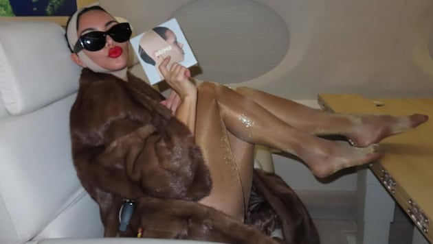 Hier hält sich Kim Kardashian noch bedeckt. Doch unter dem Fake-Fur-Mantel trägt die ...