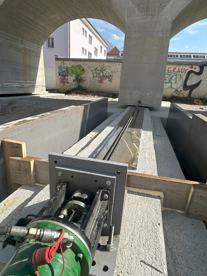 Das Bauteil glitt, gezogen von Zylindern mit 40 Tonnen Zugkraft über Stahl-Teflon-Bahnen.