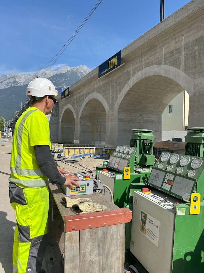 Das 2000 Tonnen schwere Bauteil wurde mit hydraulischen Pressen millimetergenau an seine ...