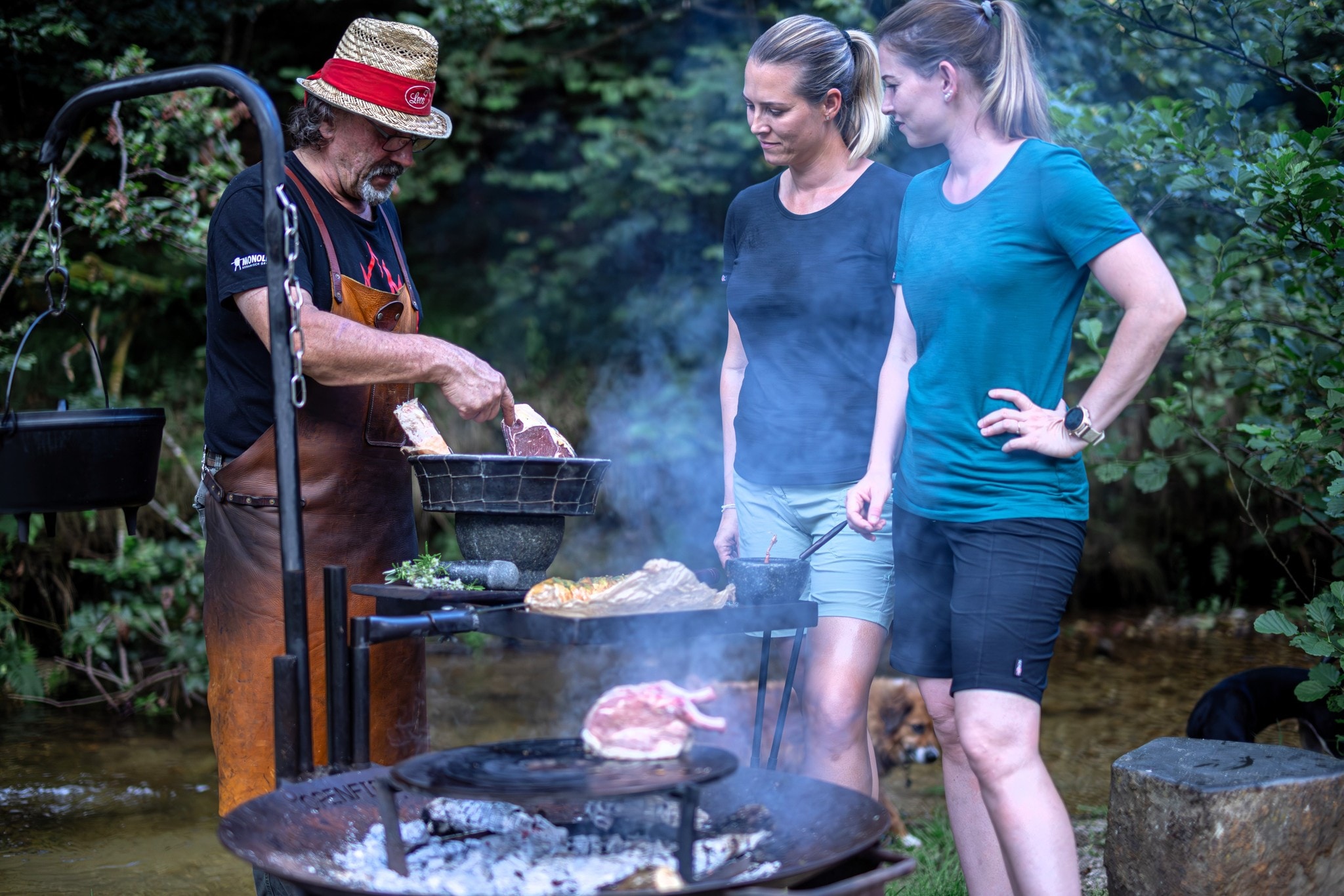 Am Schurzmühlbach knistert das Feuer, während der Duft von gegrillten Köstlichkeiten den Abend ...