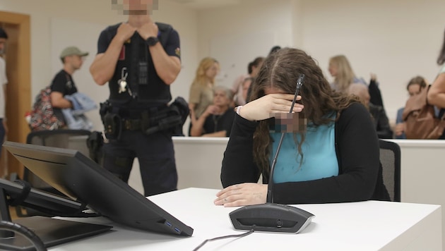 Die junge Frau sitzt nicht das erste Mal vor Gericht und auch nicht in Haft.